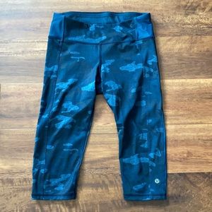 EUC lululemon blue camo Capri